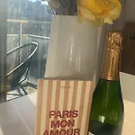 Romantic Balcony Near Arc De Triomphe Pansiyon Paris