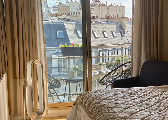 Romantic Balcony Studio Near Arc De Triomphe
