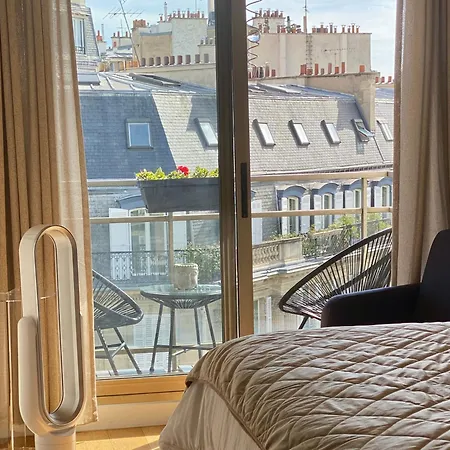 Romantic Balcony Near Arc De Triomphe